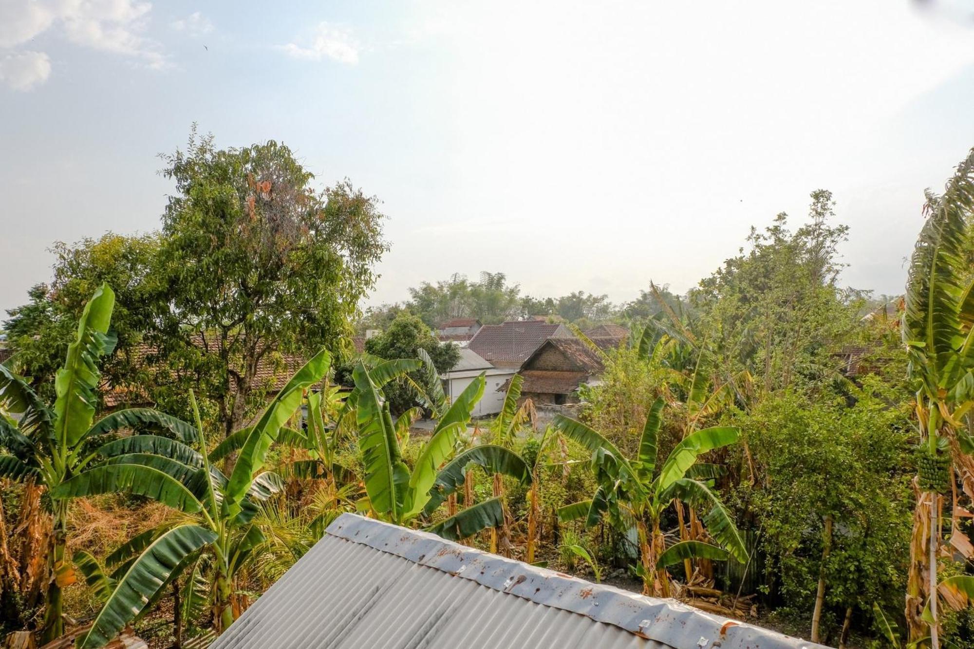 Oyo 1784 Hj. Aniek Residence Madiun Exterior foto