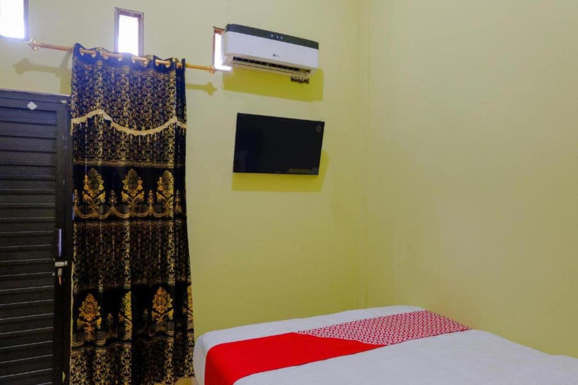 Oyo 1784 Hj. Aniek Residence Madiun Exterior foto
