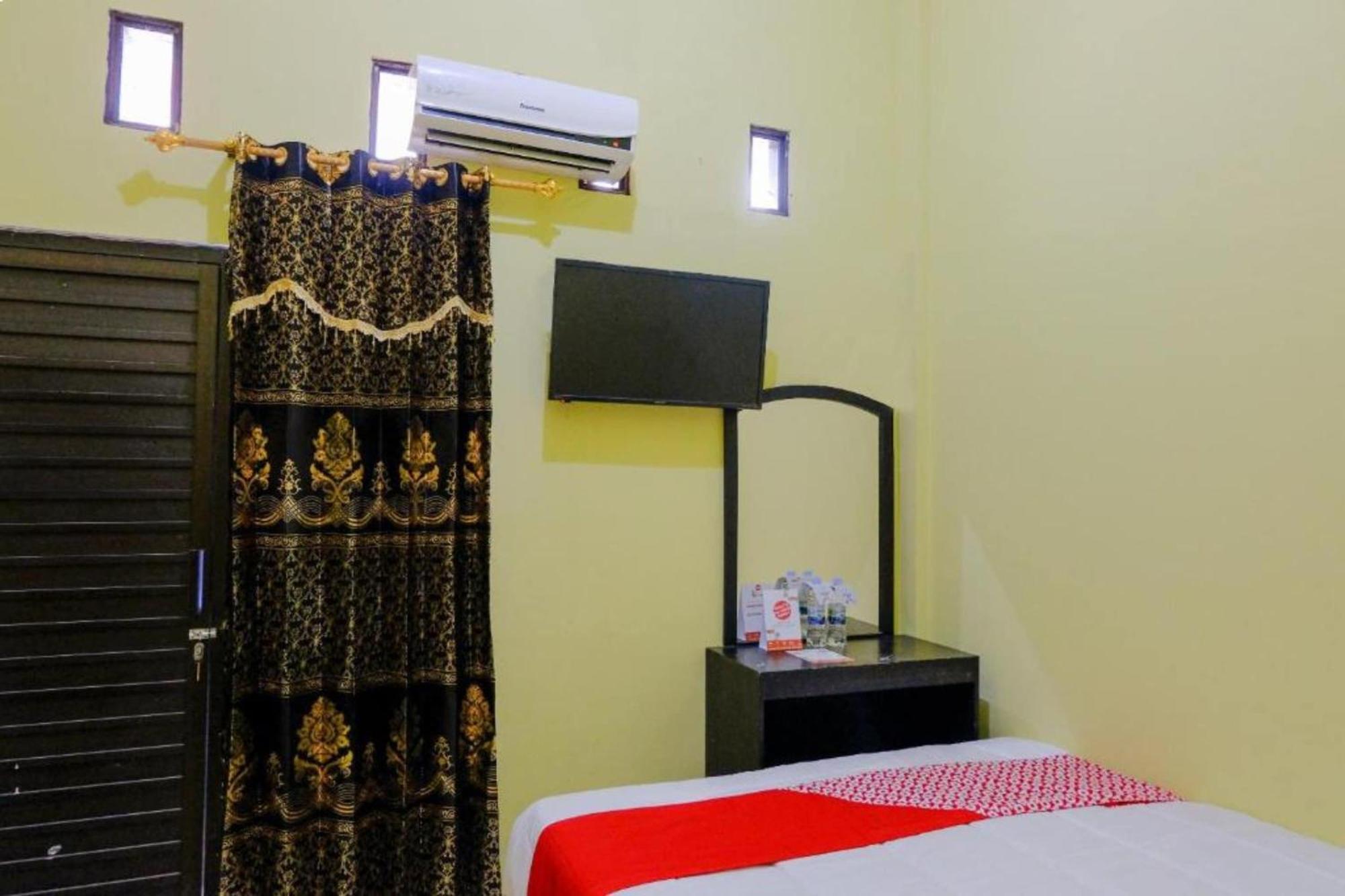 Oyo 1784 Hj. Aniek Residence Madiun Exterior foto